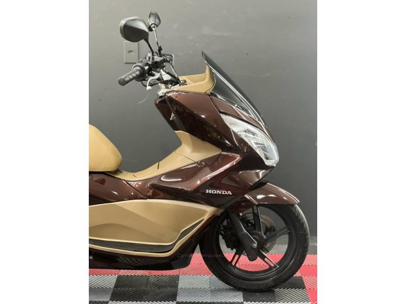 HONDA - PCX - 2017/2017 - Marrom - R$ 14.900,00