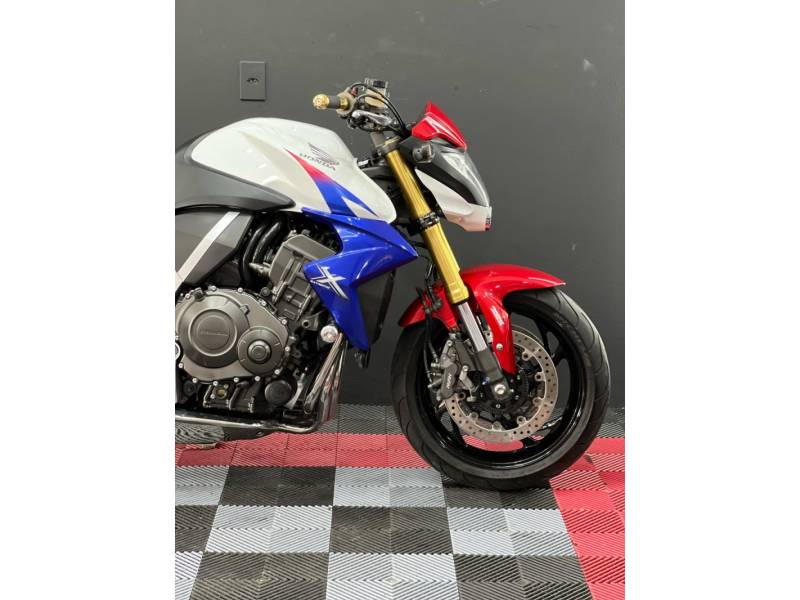 HONDA - CB 1000R - 2015/2015 - Branca - R$ 55.900,00
