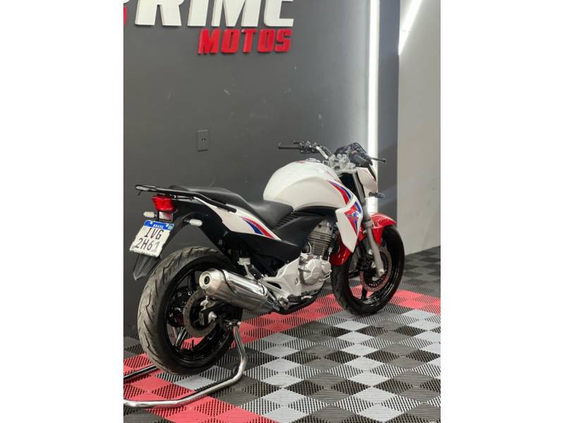 HONDA - CB 300R - 2014/2014 - Branca - R$ 16.900,00