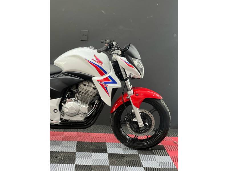 HONDA - CB 300R - 2014/2014 - Branca - R$ 16.900,00