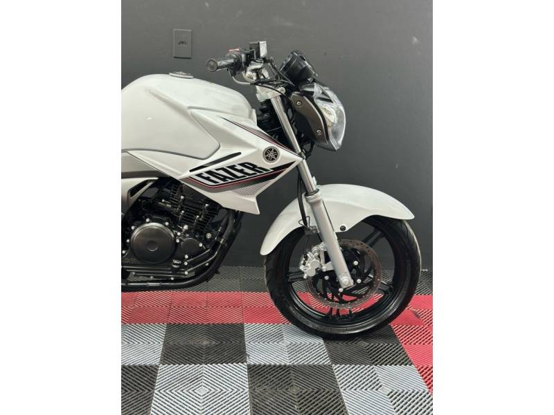 YAMAHA - FAZER - 2015/2015 - Branca - R$ 16.900,00