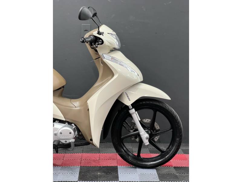 HONDA - BIZ 125 - 2018/2018 - Branca - R$ 15.900,00