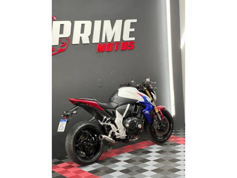 HONDA - CB 1000R - 2013/2013 - Branca - R$ 53.900,00