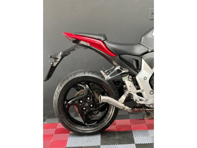 HONDA - CB 1000R - 2013/2013 - Branca - R$ 53.900,00