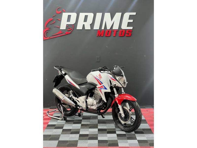 HONDA - CB 300R - 2014/2014 - Branca - R$ 16.900,00