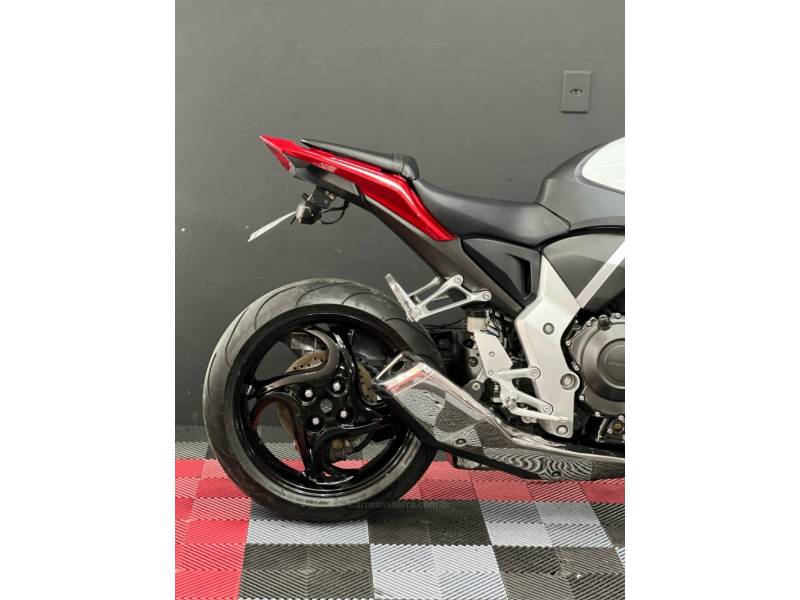 HONDA - CB 1000R - 2015/2015 - Branca - R$ 55.900,00