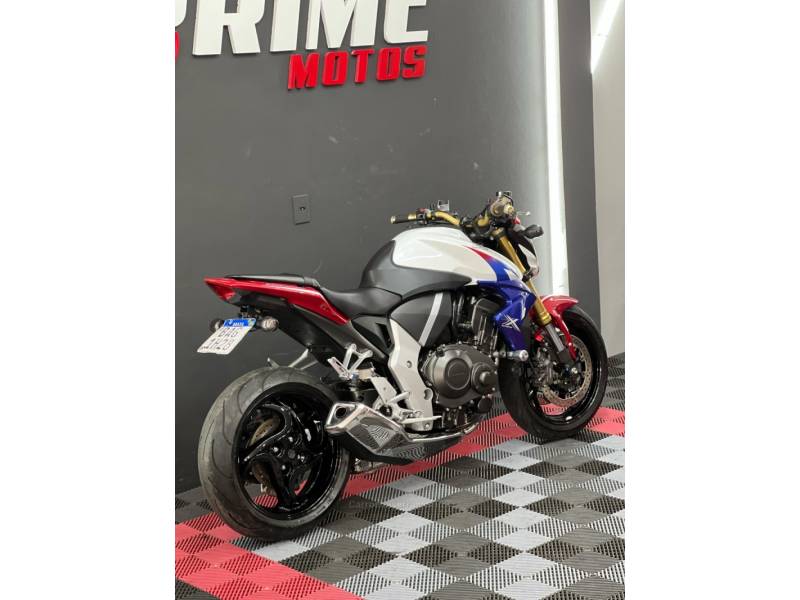 HONDA - CB 1000R - 2015/2015 - Branca - R$ 55.900,00